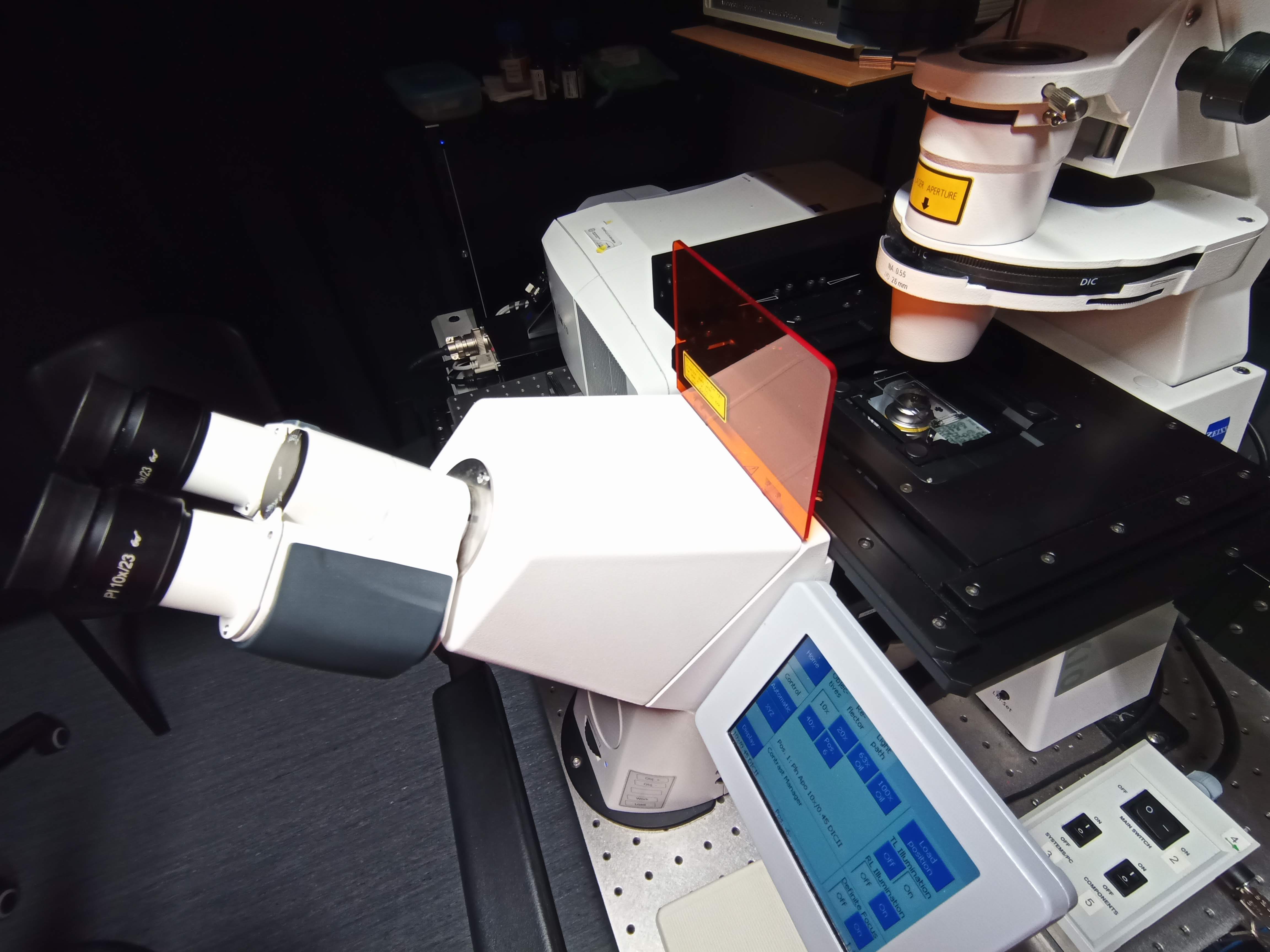 Zeiss LSM 710 konfokális mikroszkóp az Imaging Core Facility laboratóriumában