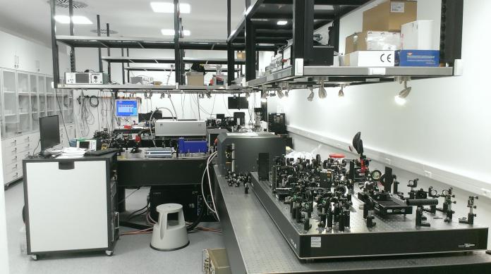 A Nagyintenzitású Terahertzes Kutatócsoport laboratóriuma